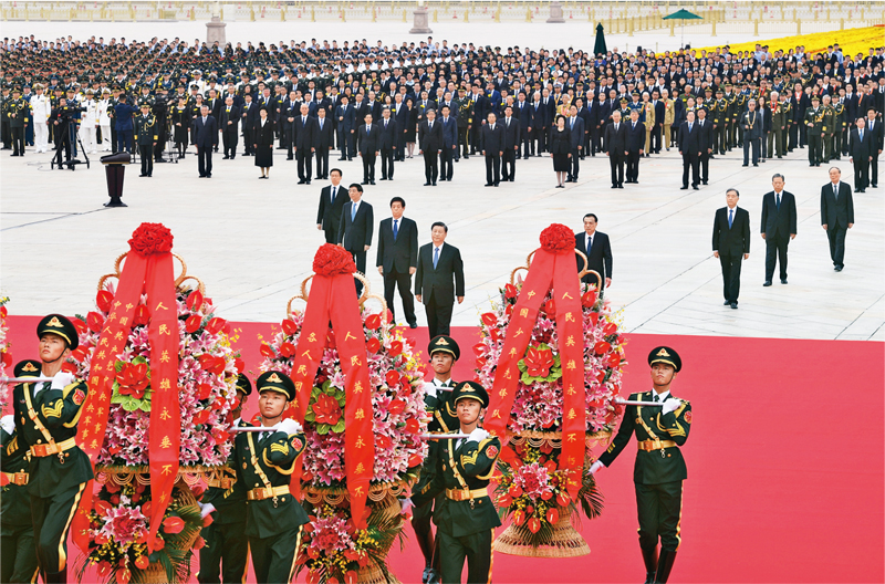 2021年9月30日上午，黨和國家領(lǐng)導(dǎo)人習(xí)近平、李克強、栗戰(zhàn)書、汪洋、王滬寧、趙樂際、韓正、王岐山等來到北京天安門廣場，出席烈士紀(jì)念日向人民英雄敬獻(xiàn)花籃儀式。 新華社記者 張領(lǐng)/攝