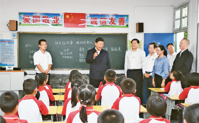 2020年9月16日至18日，中共中央總書記、國家主席、中央軍委主席習(xí)近平在湖南考察。這是16日下午，習(xí)近平在郴州市汝城縣文明瑤族鄉(xiāng)第一片小學(xué)，同正在上思政課的同學(xué)們親切交流。 新華社記者 謝環(huán)馳/攝