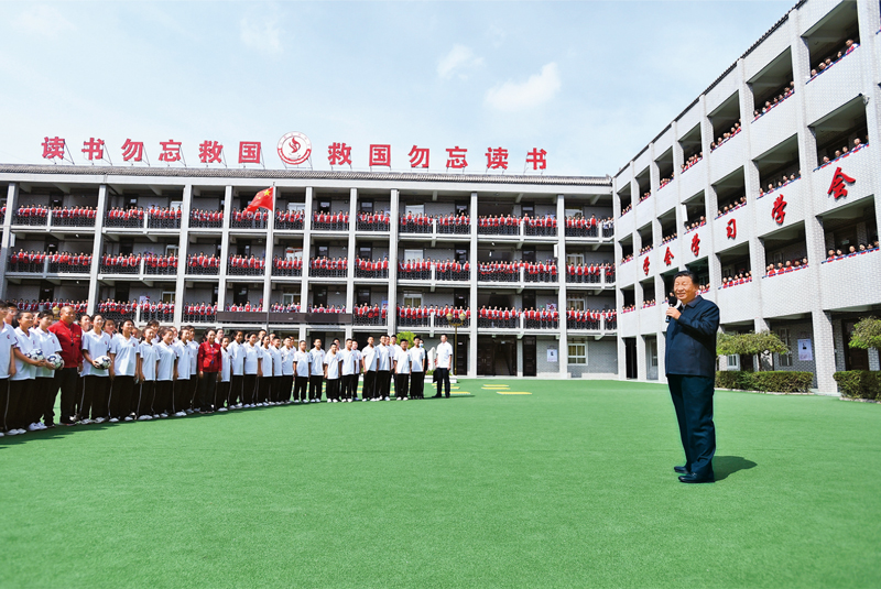 2021年9月13日至14日，中共中央總書記、國家主席、中央軍委主席習(xí)近平在陜西省榆林市考察。這是14日上午，習(xí)近平在綏德實驗中學(xué)考察時，同師生親切交流。 新華社記者 謝環(huán)馳/攝